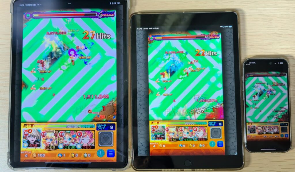 Xiaomi Pad 6S Pro 12.4、iPad(第9世代)、Pixel 10 Proの3機種でモンスターストライクの動作検証を行っている比較写真。プレイ中のエフェクト表示や滑らかさを確認している様子