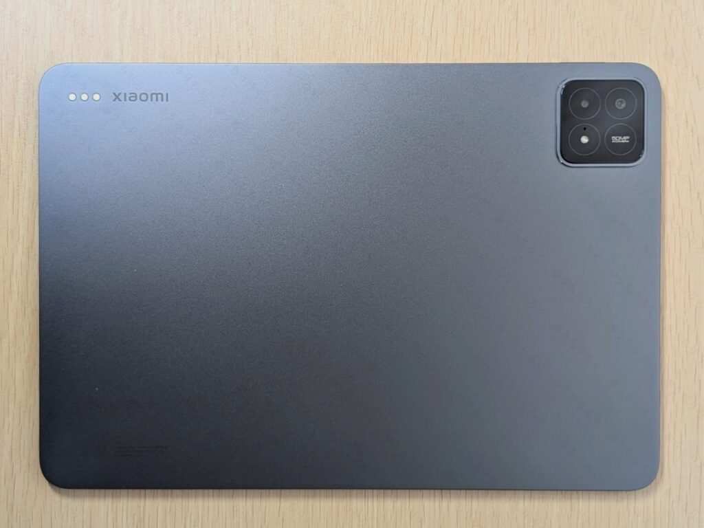 Xiaomi Pad 6S Pro 12.4の背面の実機写真。グラファイトグレーのアルミボディ、50MPカメラユニット、Xiaomiロゴの外観