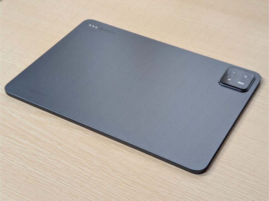 Xiaomi Pad 6S Pro 12.4の背面を斜めから撮影した実機写真。深みのあるグレー、フラットな背面、さらさらした質感の外観