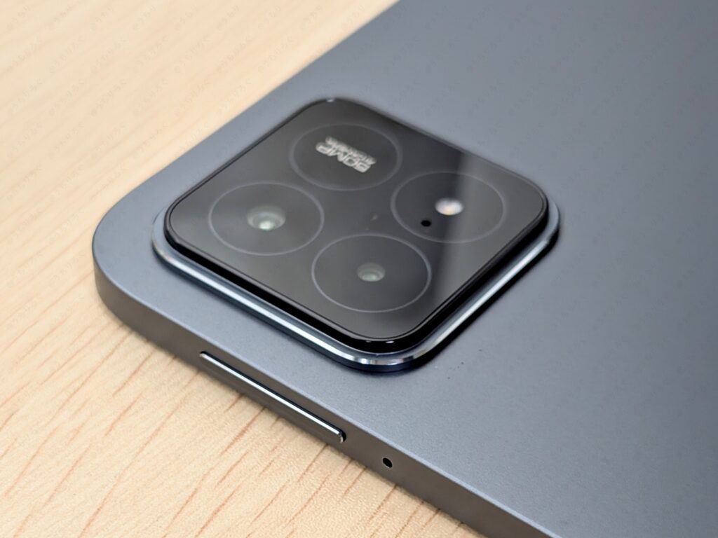 Xiaomi Pad 6S Pro 12.4のアウトカメラユニットを斜めから見た拡大写真。縁の光沢加工が美しく上品な高級感を演出しているデザイン