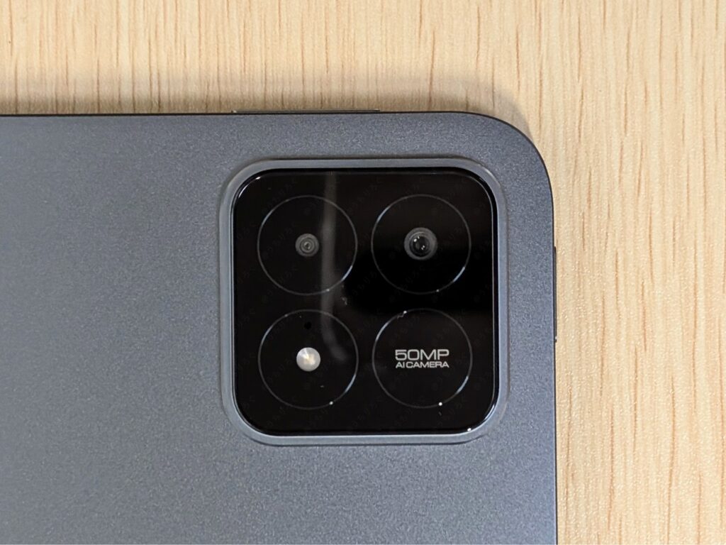 Xiaomi Pad 6S Pro 12.4の背面アウトカメラユニット拡大写真。大型ガラスで覆われた4眼風のデザインだが実際は2眼構成、50MP AI CAMERAのロゴ