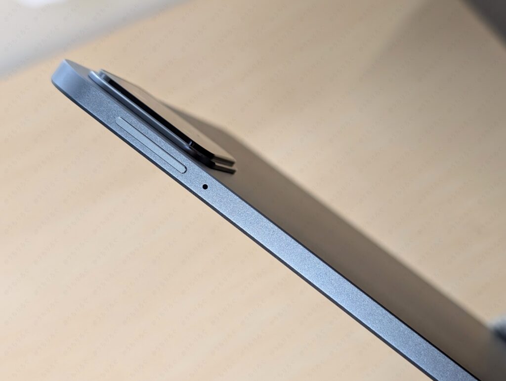 Xiaomi Pad 6S Pro 12.4の側面実機写真。背面と同じ質感で統一されたフラットなアルミフレーム