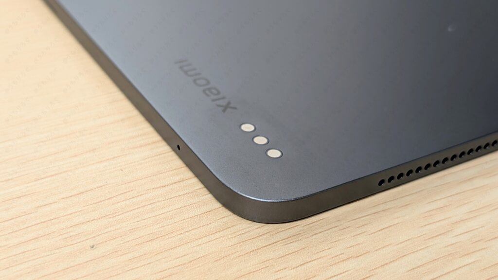 Xiaomi Pad 6S Pro 12.4の側面を斜めから見た実機写真。背面と側面の境界(エッヂ)はほぼ直角のデザイン