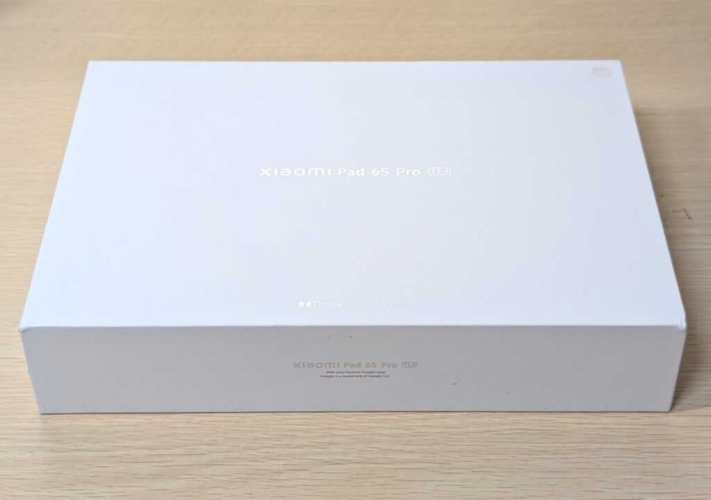 Xiaomi Pad 6S Proの新品を購入した際の外箱の写真。白い箱にXiaomi Pad 6S Pro 12.4と書いてある。新品でバッテリー検証を実施