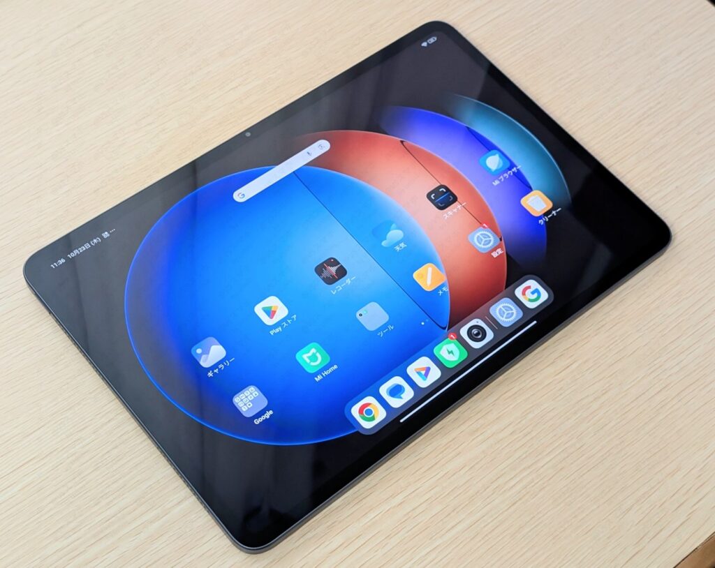 Xiaomi Pad 6S Proの液晶画面を斜め上から見ている写真。液晶でも十分きれい