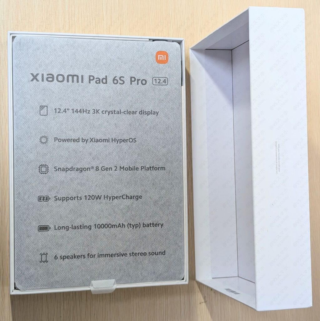 Xiaomi Pad 6S Proの外箱を開封した直後の写真。箱を開けると不織布のカバーに包まれた新品のXiaomi Pad 6S Proが登場する