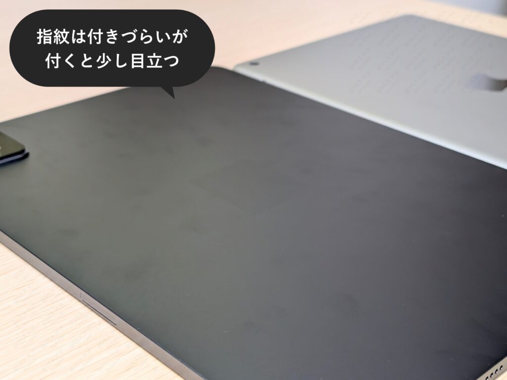 Xiaomi Pad 6S Pro 12.4の背面に指紋が付着して少し目立っている検証写真。指紋は付きにくいが付くとグラファイトグレーの表面で見えやすい