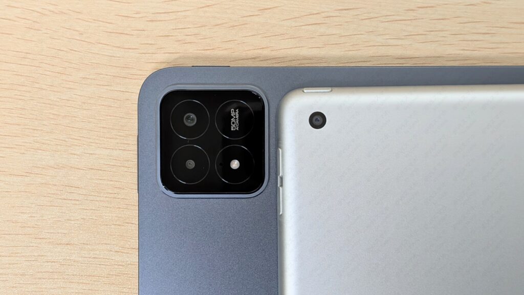 Xiaomi Pad 6S ProとiPad(第9世代)のアウトカメラ比較写真。Xiaomiの50MP大型カメラユニットに対し、iPadは8MPの小型カメラ