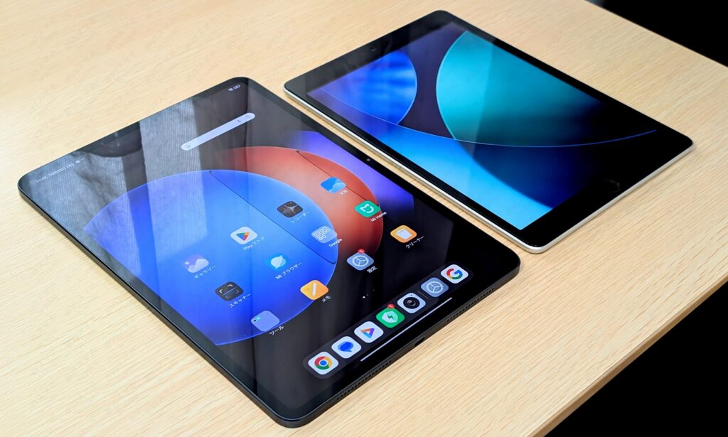 Xiaomi Pad 6S Pro 12.4とiPad(第9世代)のディスプレイを斜めから見た視野角の比較写真。角度をつけても画面が白っぽくならず鮮明に見えるXiaomiの広視野角特性