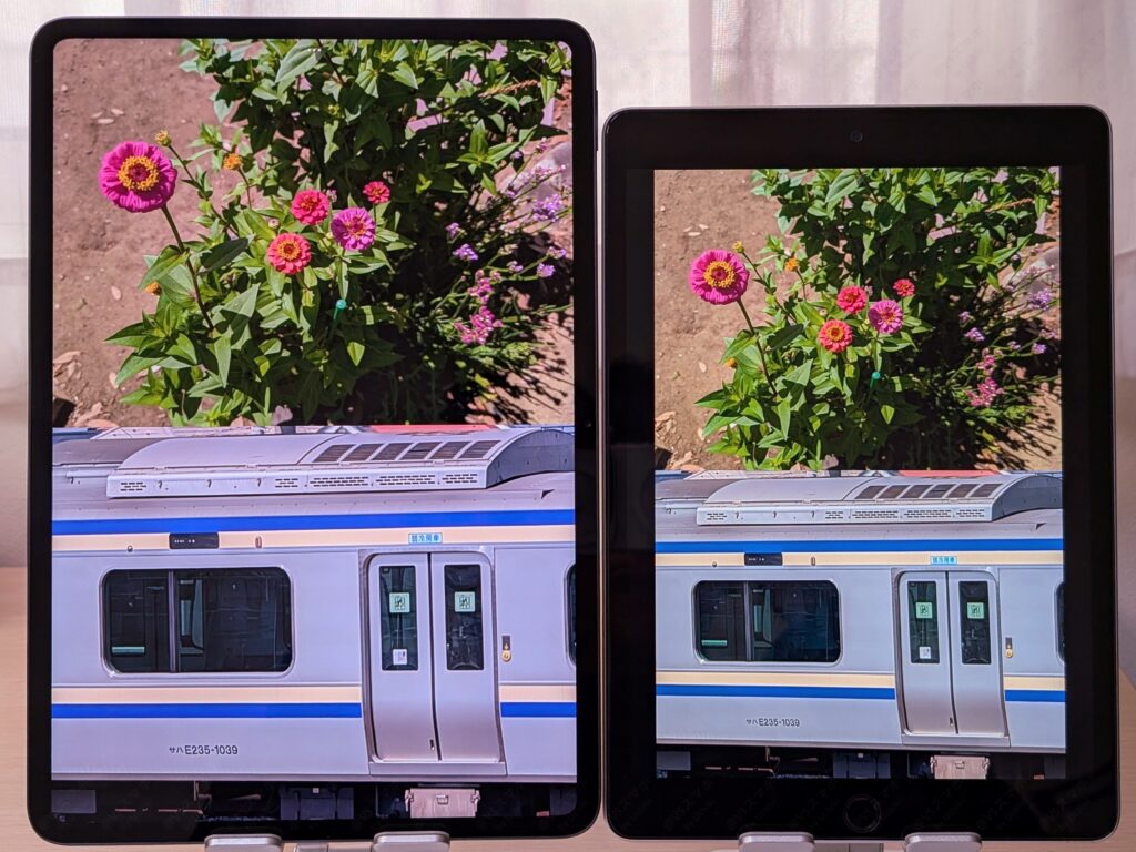 Xiaomi Pad 6S Pro 12.4とiPad(第9世代)の室内でのディスプレイ画質比較写真。輝度300Luxで統一した検証、両機種とも高精細できれいな表示