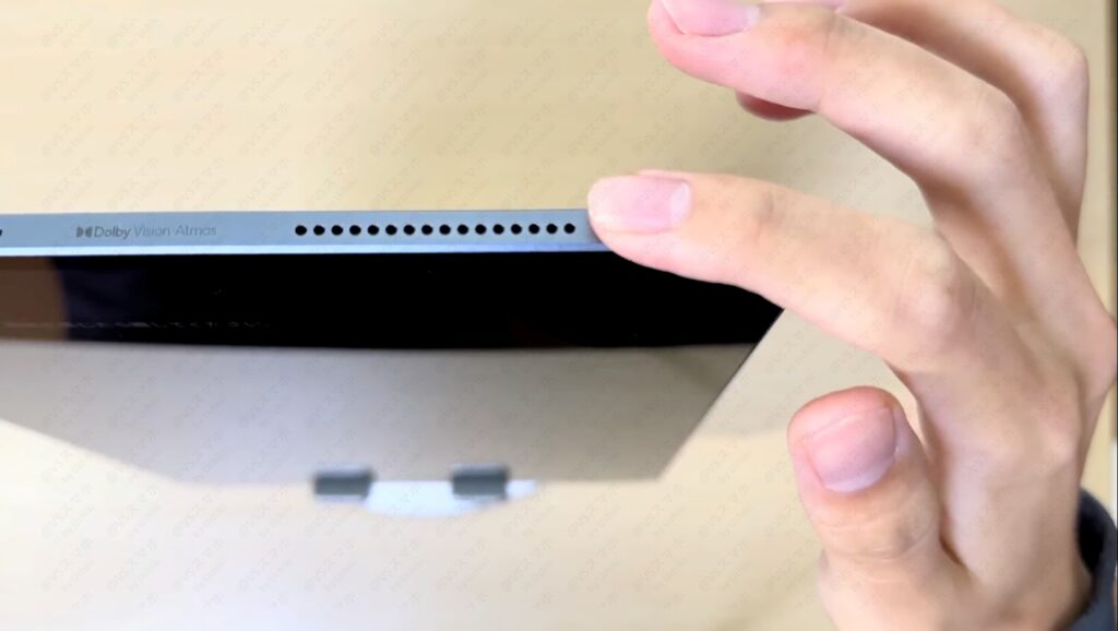 Xiaomi Pad 6S Pro実機の電源ボタンに指を置いて、指紋認証のスピードや精度を検証している写真にした実機写真。高速で認証可