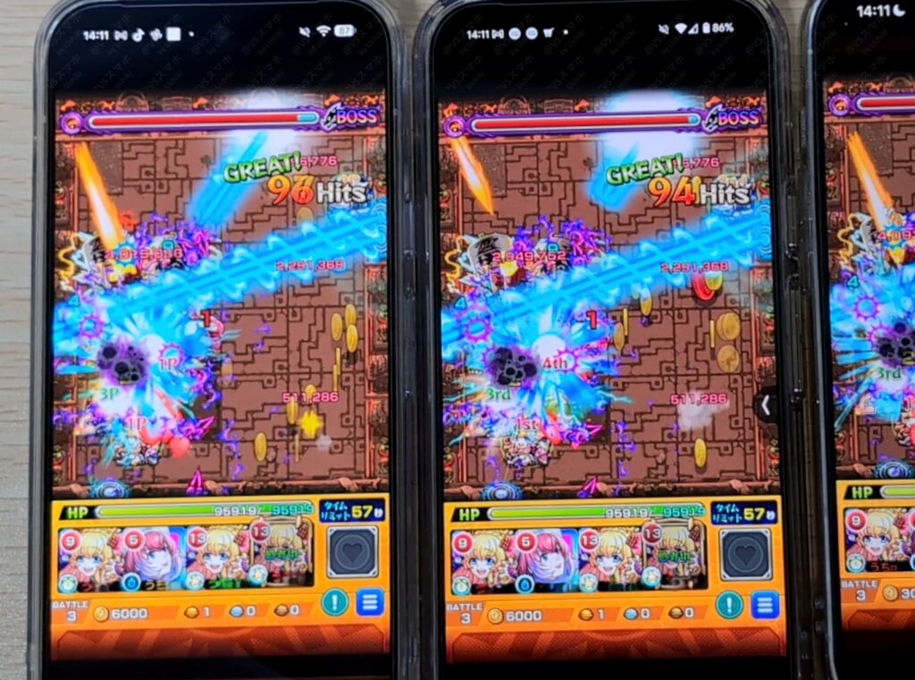 Pixel 10 Pro、Pixel 9 Pro、iPhone 14 Proの3機種でモンスターストライクの動作検証を行っている比較写真。プレイ中のエフェクト表示や滑らかさを確認している様子