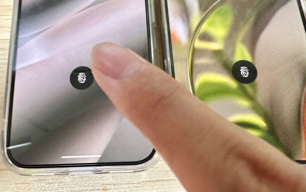 Pixel 10 ProとPixel 9 Proの実機で画面内指紋認証のスピードや精度を検証している写真にした実機写真。高速で認証可