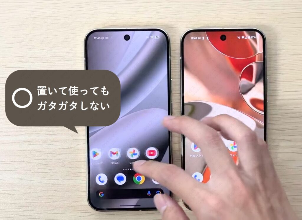 Pixel 10 ProとPixel 9 Proを机に置いて端を指で押している写真。特徴的なカメラバーの配置によりガタつき(揺れ)は発生しない検証結果