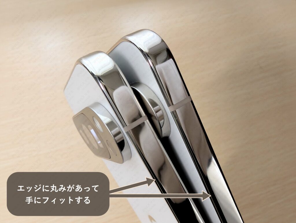 Pixel 10 ProとPixel 9 Proの側面の実機比較写真。両機種ともエッジには丸みがあり手にフィットする検証結果